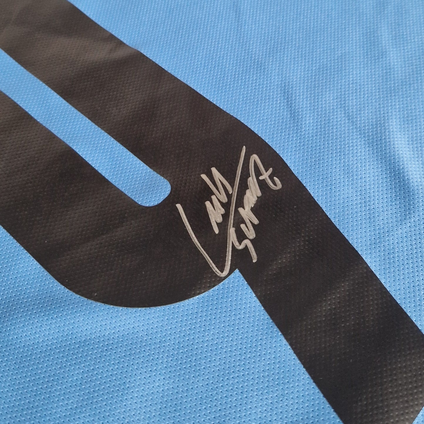 Luis Suarez signiertes Urugay Trikot mit BAS Beckett Authentication